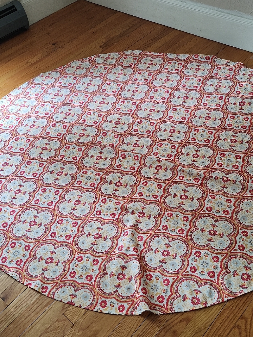 Nicole Miller 68 Inch Round Tablecloth. No Rips  or Stains..